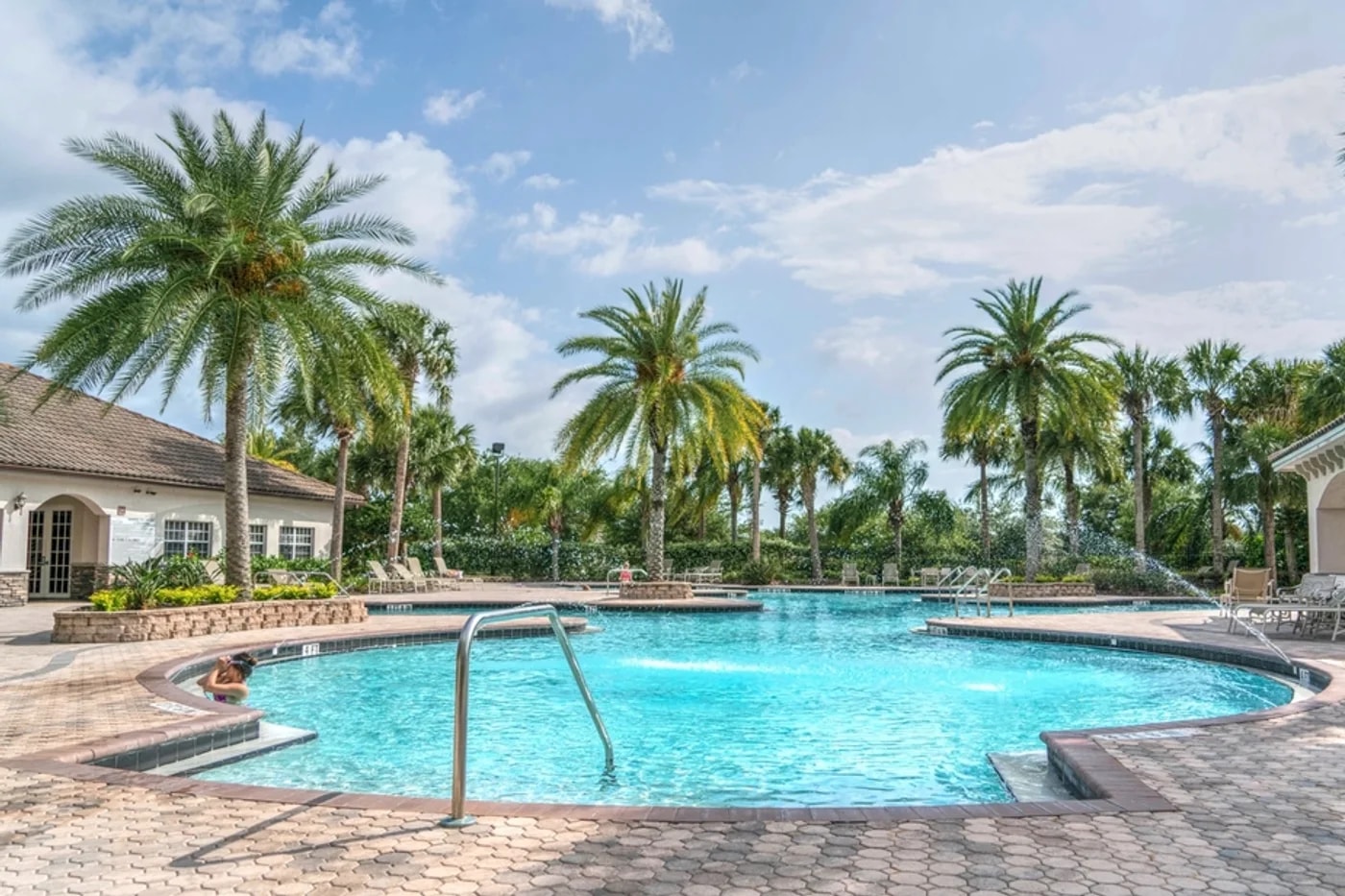 Two-bedroom holiday flat with pool access — photograph 1